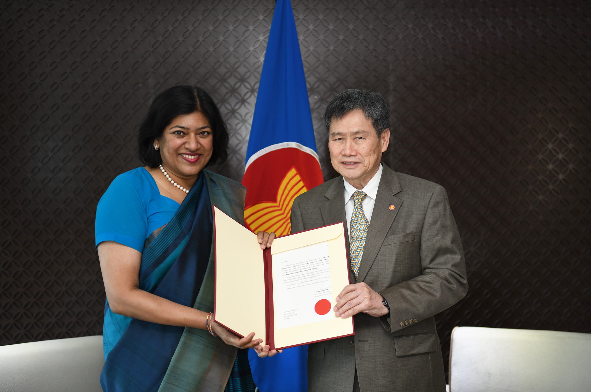 Presentation Of Loc By Ambassador Of Sri Lanka He Yasoja Gunasekera Asean Main Portal 