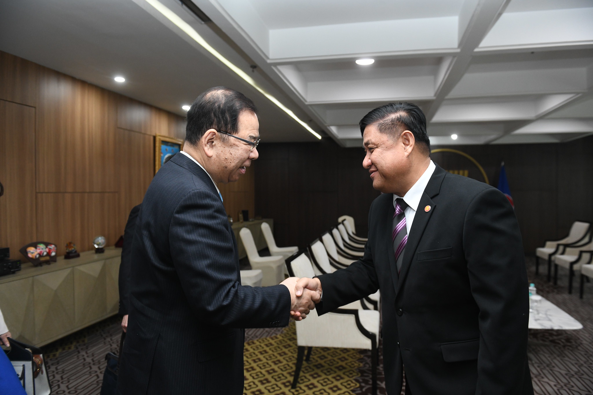 Deputy Secretary-General of ASEAN meets with Head of Executive ...