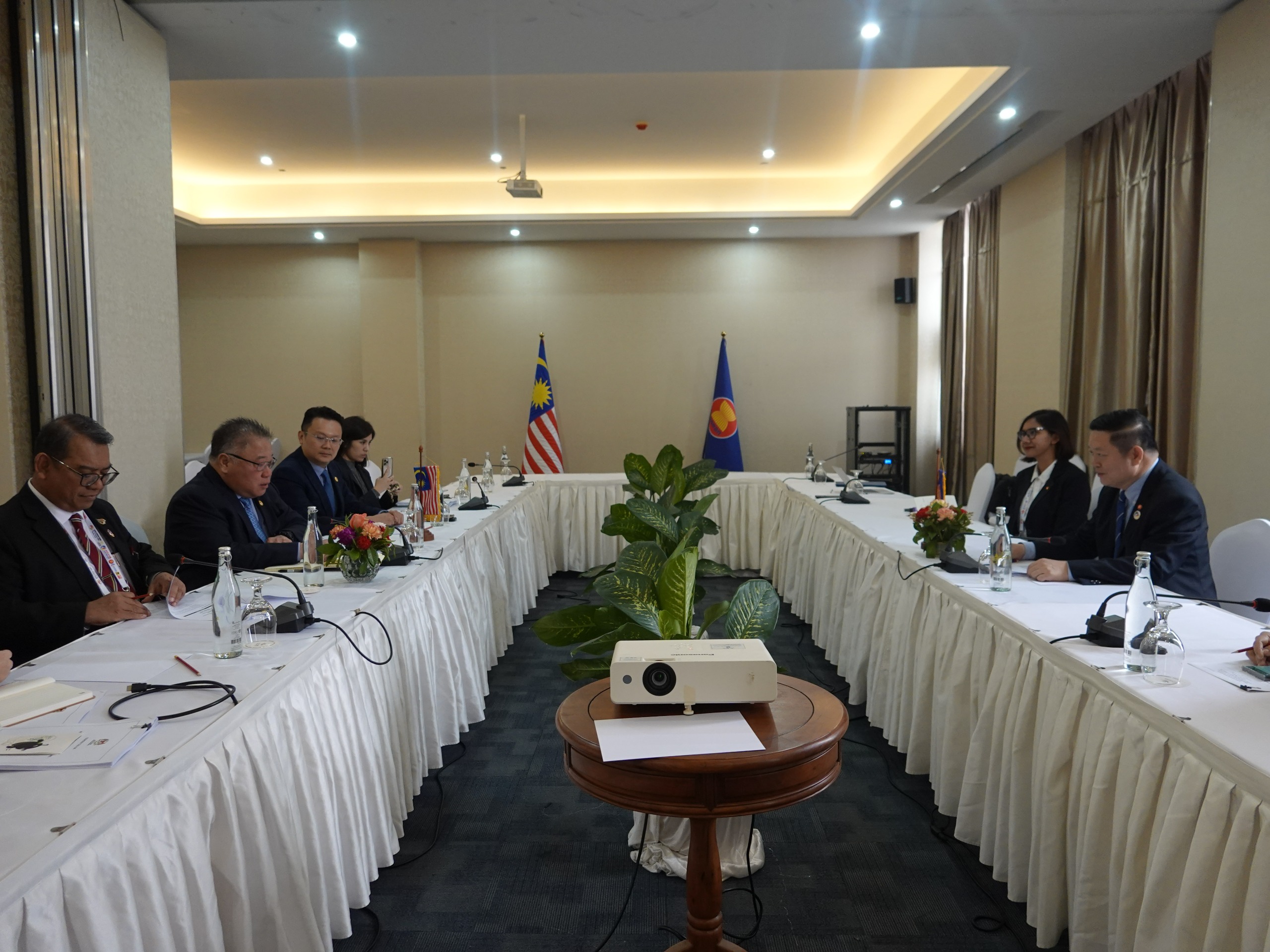 Secretary-General of ASEAN meets with Malaysian Minister of Tourism