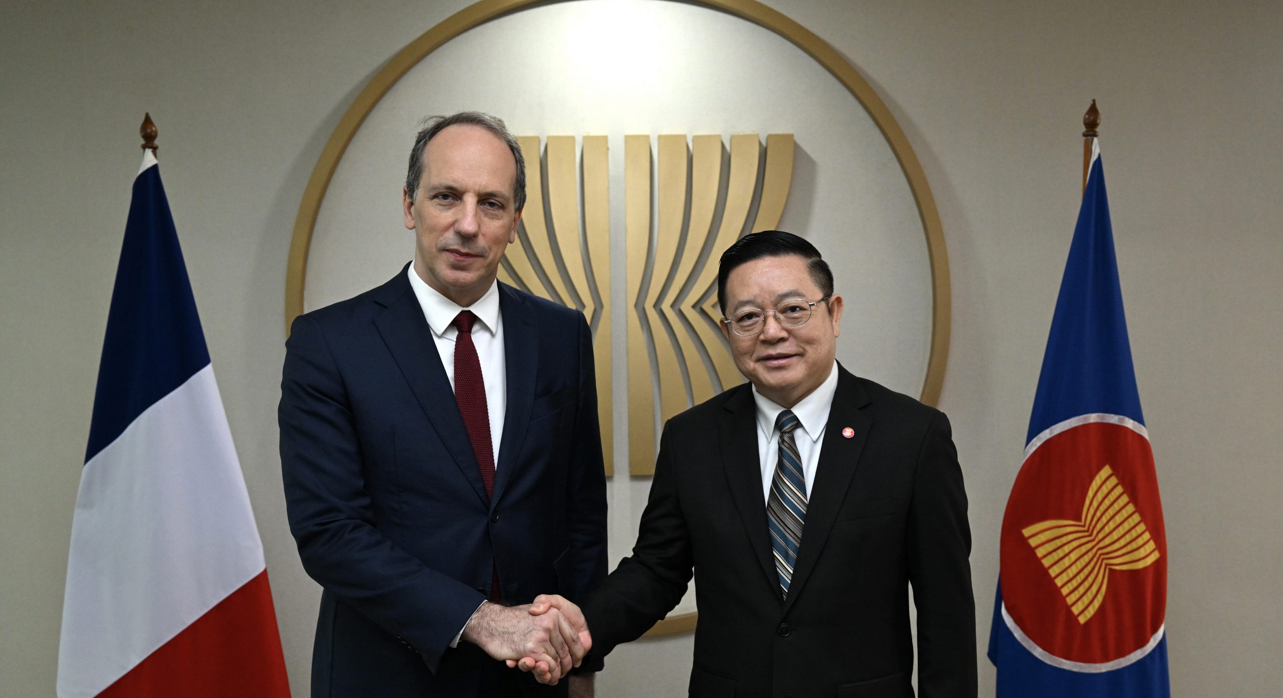 Secretary-General of ASEAN meets with Ambassador of the French Republic ...