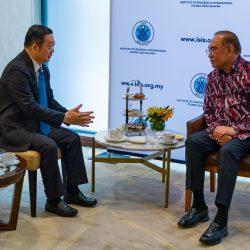 Secretary-General of ASEAN Pays Courtesy Call on the Prime Minister of Malaysia on the Sidelines of the 39th Asia-Pacific Roundtable