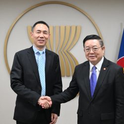 Secretary-General of ASEAN meets with Chairman of International Business Digital Technology (IBDT)