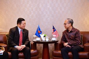 Secretary-General of ASEAN meets with Minister of Communications of Malaysia