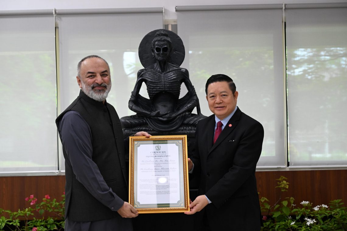 Secretary-General of ASEAN receives replica of Fasting Buddha