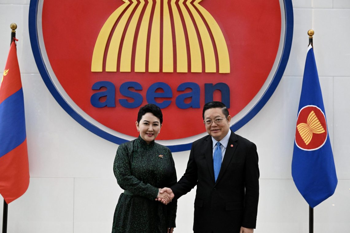 Secretary General of ASEAN meets with the Minister for Foreign Affairs ...